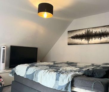 Exklusive 3 Zi.-Dachgeschosswhg. inkl. EBK, Loggia & Stellplatz. - Photo 2