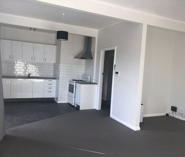 Charming 2BR Home in Lower Hutt - Photo 5