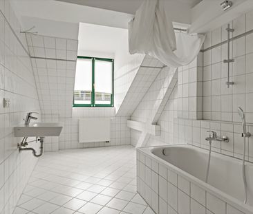 Wohnen mit Charakter – großzügige Dachgeschosswohnung im Herzen von... - Photo 1