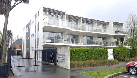 Simply beautiful city complex living! - Photo 4