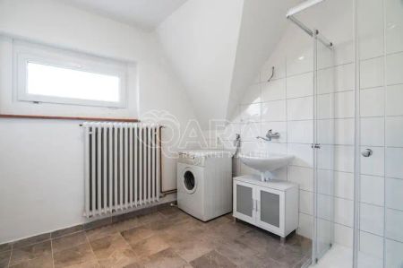 Pronájem světlého bytu 2+kk se zahradou klidné bydlení v rodinném domě v Praze 9 - Photo 3