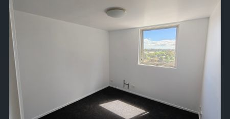 Ultra-Convenient 2 Bed, 2 Bath with Parking & Rooftop Views - Photo 5