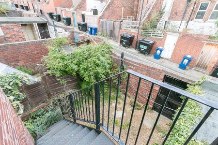 3 bedroom flat to rent - Photo 3