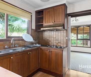 8 Redcraze Rise, Mill Park, Vic 3082 - Photo 2