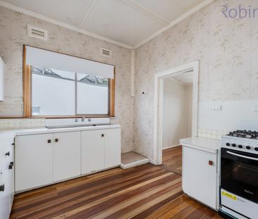 Three bedroom bungalow with ideal location only 700m to Merewether ... - Photo 3
