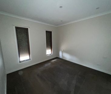 Dreamy Modern Townhouse in Quiet Suburb - Photo 4