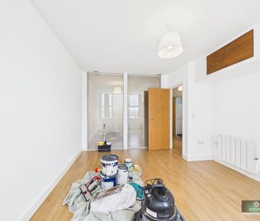 London Road, Lowfield Heath - Photo 4