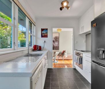 Immaculately presented Unit- Fully Furnished - Photo 4