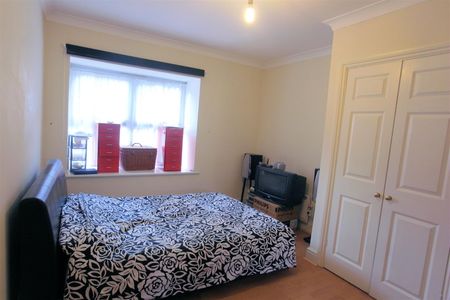 Burleigh Gardens, Woking, Surrey, GU21 5DJ - Photo 2