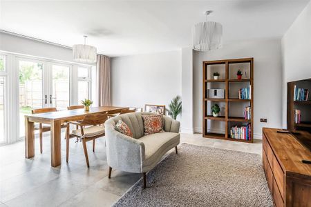 4 bedroom detached house to rent - Photo 2