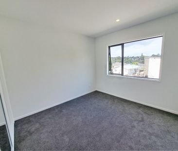 2/47 Awaroa Road, Sunnyvale - Photo 2