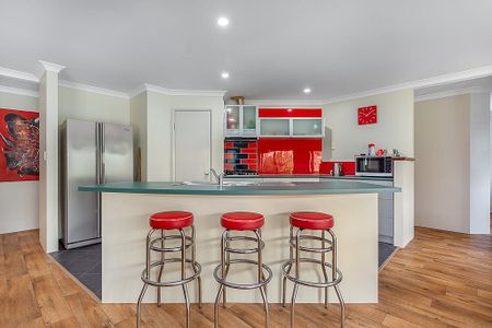 FAMILY HOME - FANTASTIC LOCATION! - Photo 5