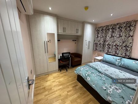 1 bedroom in a house share to rent - Photo 2