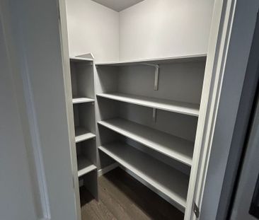 Evergreen - 3 Bedroom/2 Bathroom Upper - 507 Evergreen Blvd - Photo 4