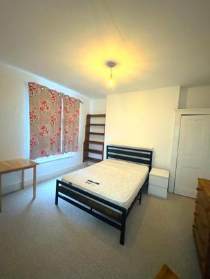 4 bedroom flat to rent - Photo 1