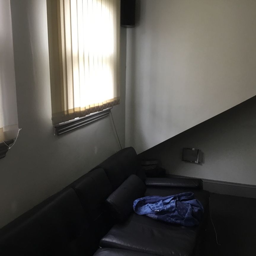 Studio Flat, Madeley Road, W5 - Photo 1