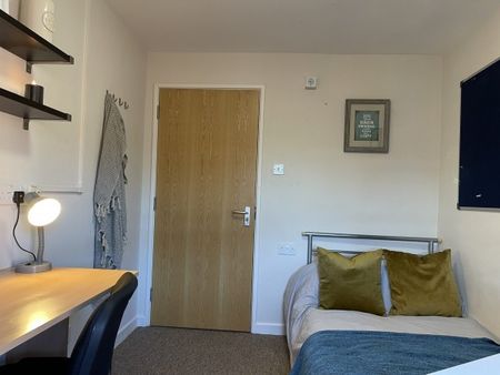4 Bed - Flat 11, Cathedral Court â€“ 4 Bed - Photo 2