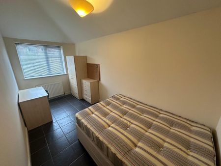 5 bedroom semi-detached house to rent - Photo 3