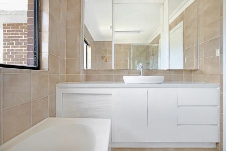 Whole Floor Penthouse Apartment With Triple Lock Up Garages - Photo 5