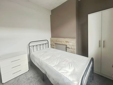 5 bedroom room to rent Cemetery Road, Wakefield - Photo 4