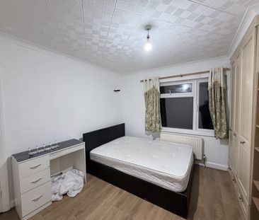 4 bedroom terraced house to rent - Photo 5