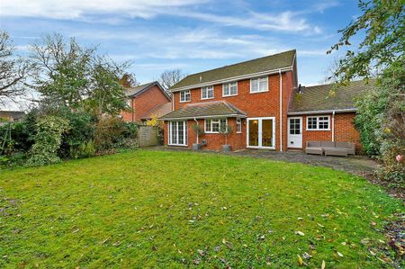 A detached family home on the sought after Tudor Park with a mature private garden. - Photo 2