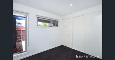 Stunning modern townhouse offers open plan living at its finest & situated in the heart of Braybrook. - Photo 5