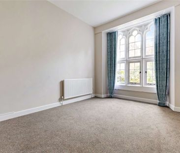 Charming Ground Floor Apartment in Historic Castle Setting - Photo 6