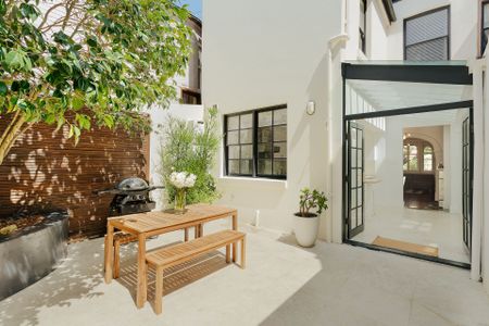 Luxuriously Elegant Victorian Terrace - Photo 2