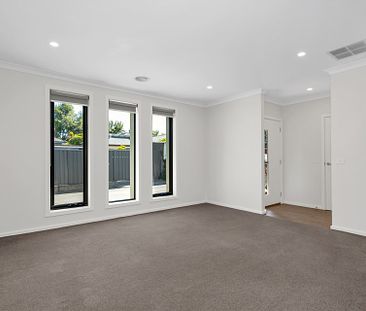 TWO BEDROOM HOME IN BALLARAT CENTRAL - Photo 2
