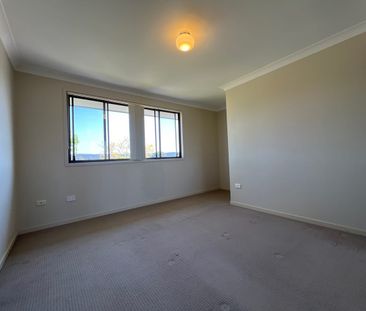 3 BEDROOM TOWNHOUSE - Photo 2