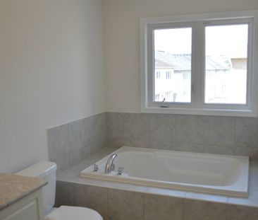 For Lease - 3 Butcher Crescent, Brantford, Ontario - Photo 5