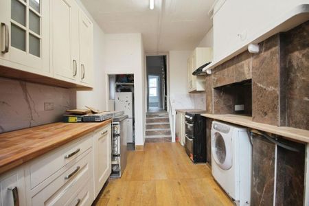 3 bedroom flat to rent - Photo 3