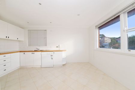 Spacious 3 bedroom apartment with lock up garage - Photo 3