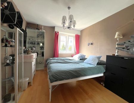 5.5-room semi-detached villa with terrace and garden - Photo 3