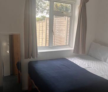 College Road 33 Room 3 - Photo 2