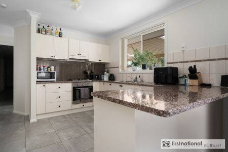 CHARMING FAMILY HOME - Photo 2