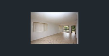 THREE-BEDROOM, TWO-STOREY TOWNHOUSE OFFERS CONVENIENT LIVING CLOSE TO LOCAL SHOPS AND SCHOOLS - Photo 2