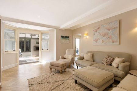A beautifully presented period property in a prestigious private park setting - Photo 2