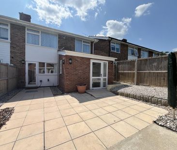 4 bedroom semi-detached house to rent - Photo 5