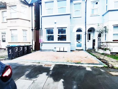 2 Bed Flat, Norbury Court Road, SW16 - Photo 2