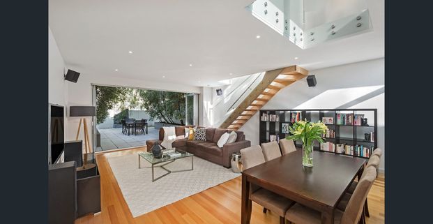 Gorgeous, light filled Victorian home - Photo 1