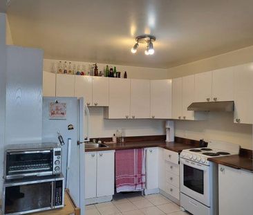 Large 5&1/2, close to public transportation - Photo 2