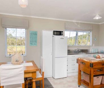 Light, Bright 2-Bedroom Cottage - Photo 3