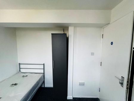 1 bedroom in a house share to rent - Photo 3