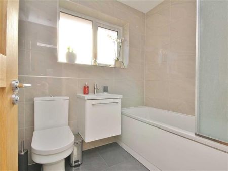 3 bedroom semi-detached house to rent - Photo 3