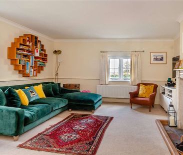 Character family home in a village setting - Photo 2