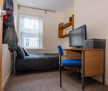 Featuring two stunning designer shower rooms - Photo 1