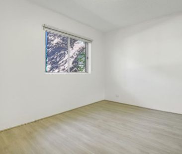 Renovated, Spacious and Sun-Drenched One Bedroom Apartment , Conven... - Photo 5