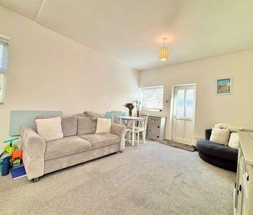 The Broadway, Totland Bay, PO39 - Photo 2